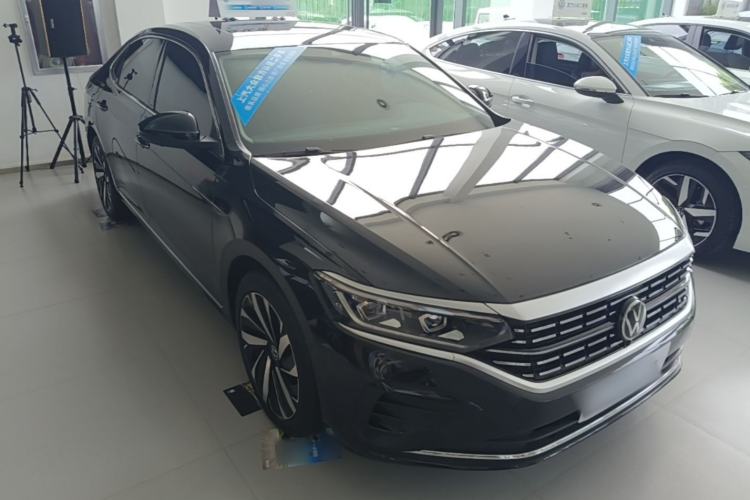 Used Volkswagen Passat 2025 Outstanding Model 380TSI Dragon Glory Edition Front Right 45 Deg