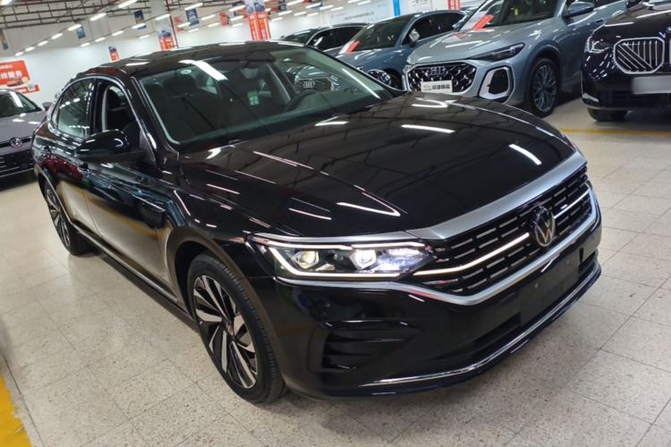 Used Volkswagen Passat 2025 Outstanding Model 380TSI Dragon Glory Edition Front Right 45 Deg