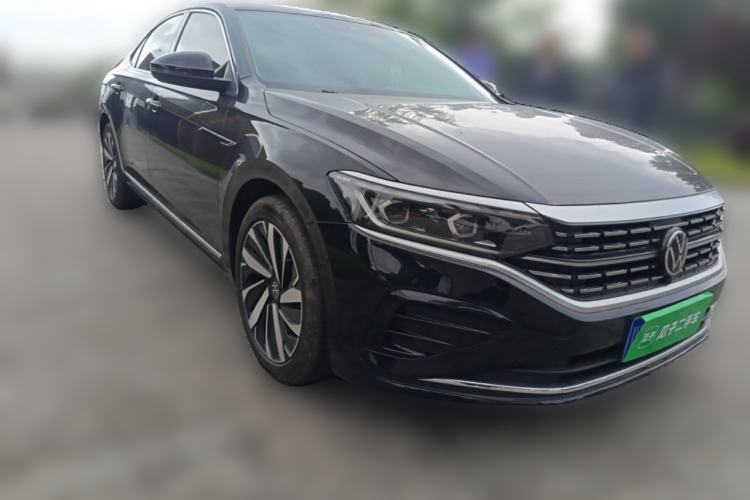 Used Volkswagen Passat 2025 Outstanding Model 380TSI Dragon Glory Edition Front Right 45 Deg