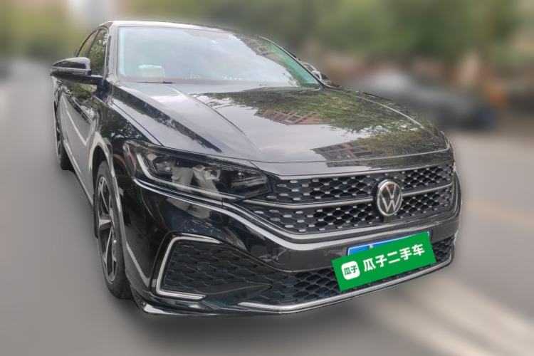 Used Volkswagen Passat 2025 Outstanding Model 380TSI Starry Dragon Edition Front Right 45 Deg