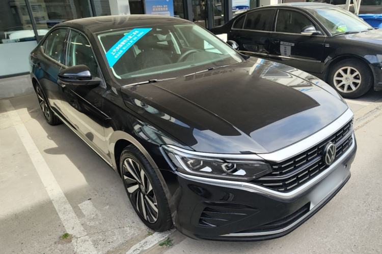 Used Volkswagen Passat 2025 Outstanding Model 380TSI Dragon Glory Edition Front Right 45 Deg