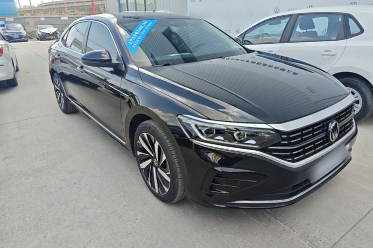 Used Volkswagen Passat 2025 Outstanding Model 380TSI Dragon Glory Edition Front Right 45 Deg