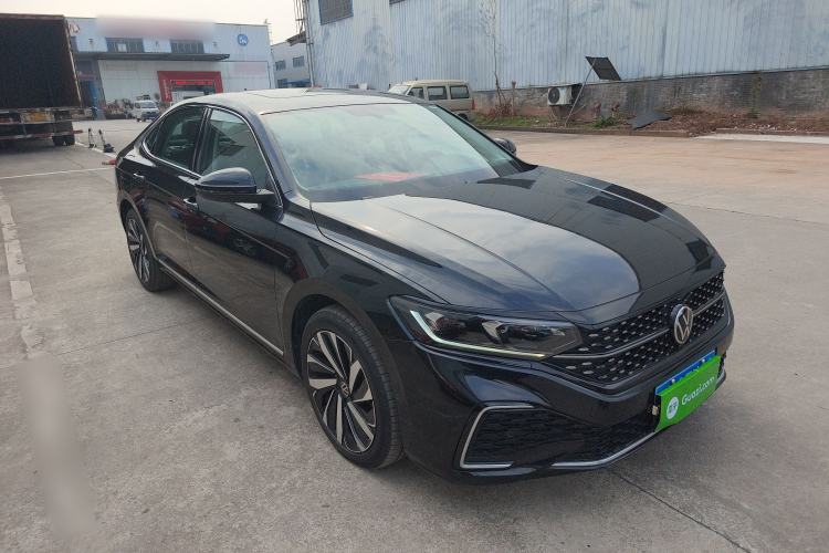 Used Volkswagen Passat 2025 Outstanding Model 330TSI Starry Elite Edition Front Right 45 Deg