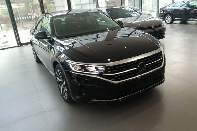 Used Volkswagen Passat 2025 Outstanding Model 380TSI Dragon Glory Edition Front Right 45 Deg