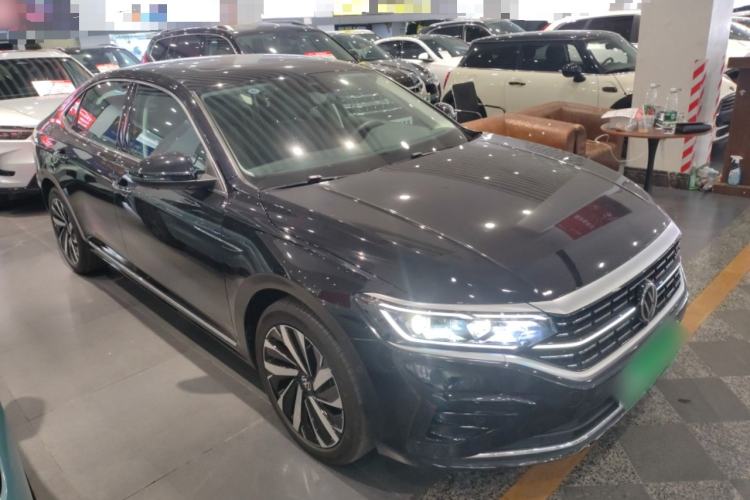 Used Volkswagen Passat 2025 Outstanding Model 380TSI Dragon Glory Edition Front Right 45 Deg