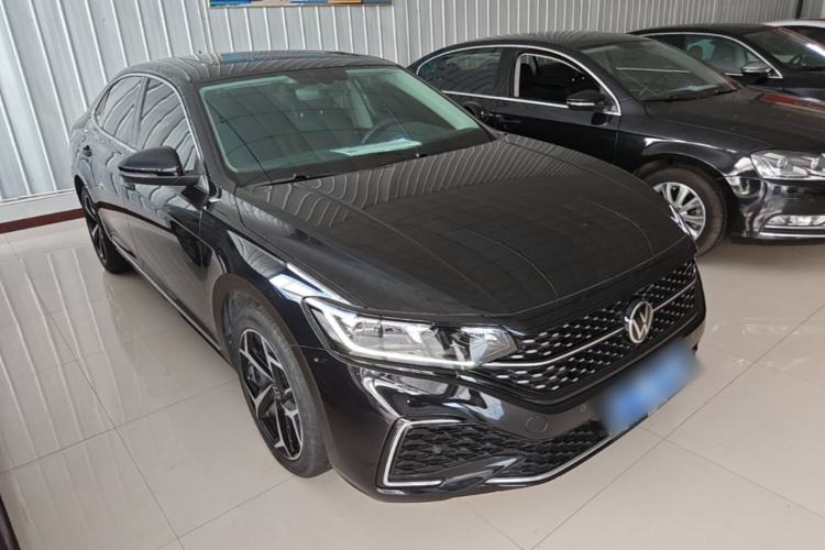 Used Volkswagen Passat 2025 Outstanding Model 330TSI Starry Elite Edition Front Right 45 Deg