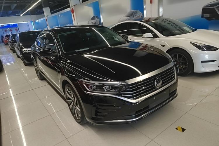 Used Volkswagen Passat 2025 Outstanding Model 380TSI Dragon Glory Edition Front Right 45 Deg