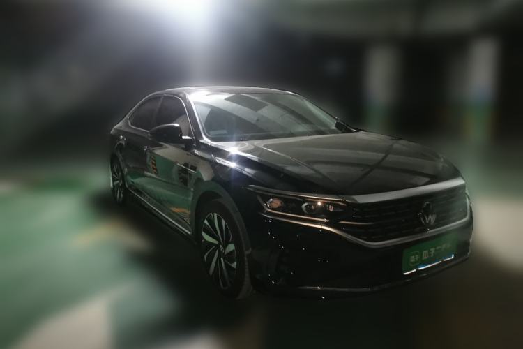 Used Volkswagen Passat 2025 Outstanding Model 380TSI Dragon Glory Edition Front Right 45 Deg