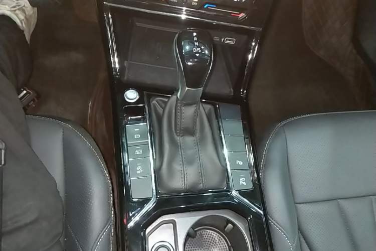 Used Volkswagen Passat 2025 Outstanding Model 380TSI Starry Dragon Glorious Edition Gear Lever