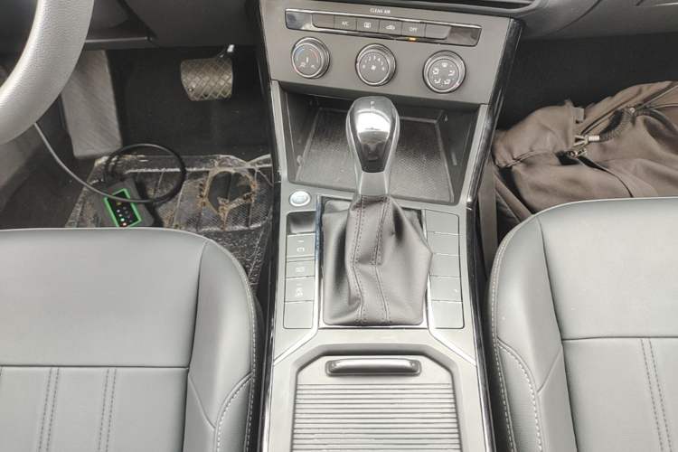 Used Volkswagen Passat 2025 Outstanding Model 280TSI Business Edition Gear Lever