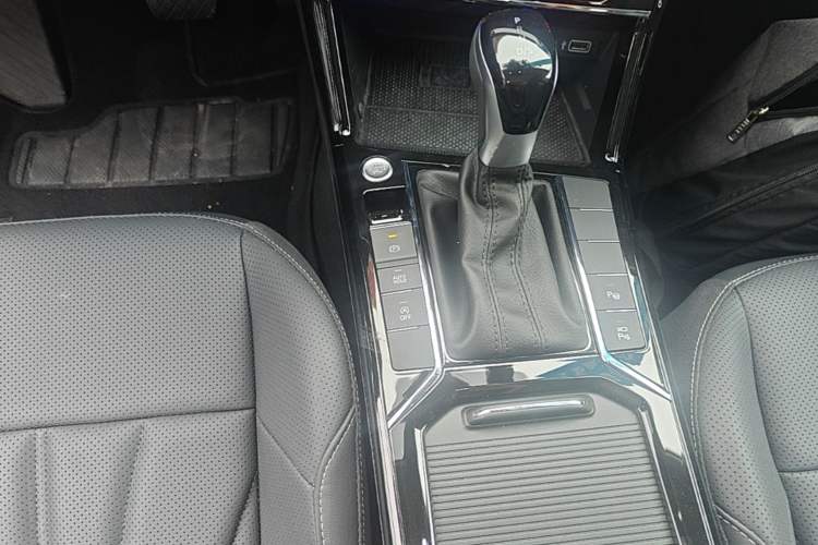 Used Volkswagen Passat 2025 Outstanding Model 380TSI Starry Dragon Glorious Edition Gear Lever