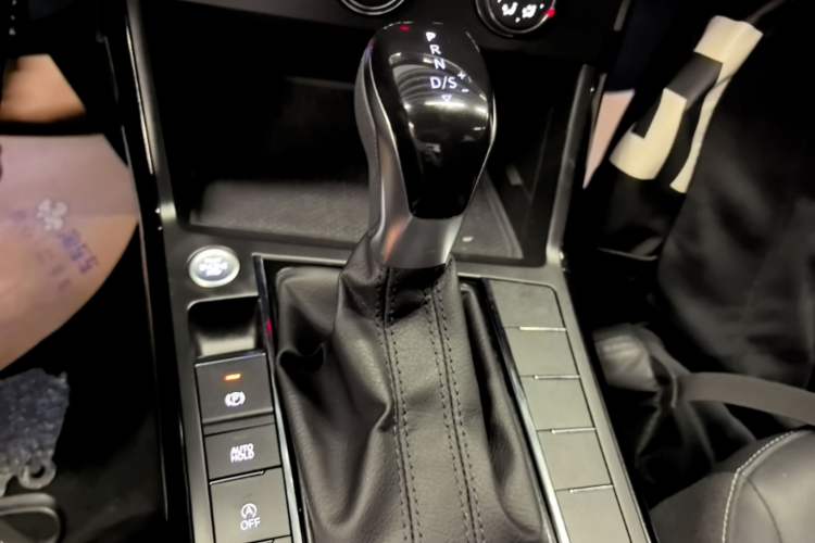Used Volkswagen Passat 2025 Outstanding Model 280TSI Business Edition Gear Lever
