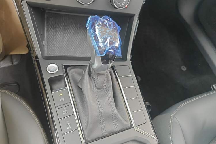 Used Volkswagen Passat 2025 Outstanding Model 280TSI Business Edition Gear Lever