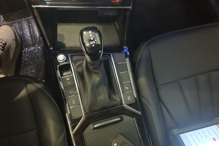 Used Volkswagen Passat 2025 Outstanding Model 380TSI Dragon Glory Edition Gear Lever