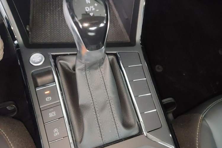 Used Volkswagen Passat 2025 Outstanding Model 280TSI Business Edition Gear Lever