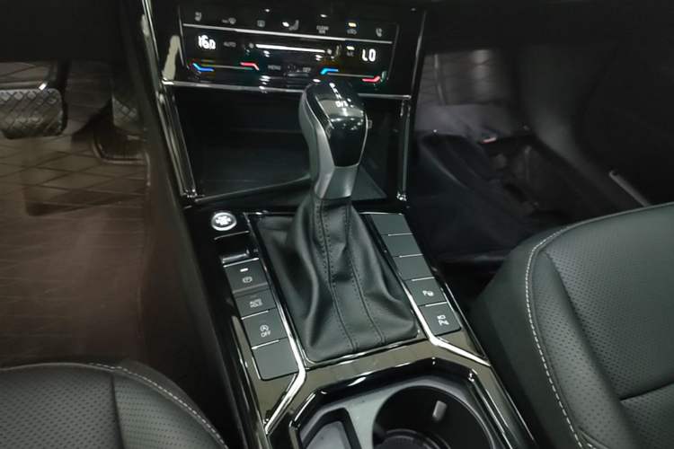 Used Volkswagen Passat 2025 Outstanding Model 380TSI Dragon Glory Edition Gear Lever