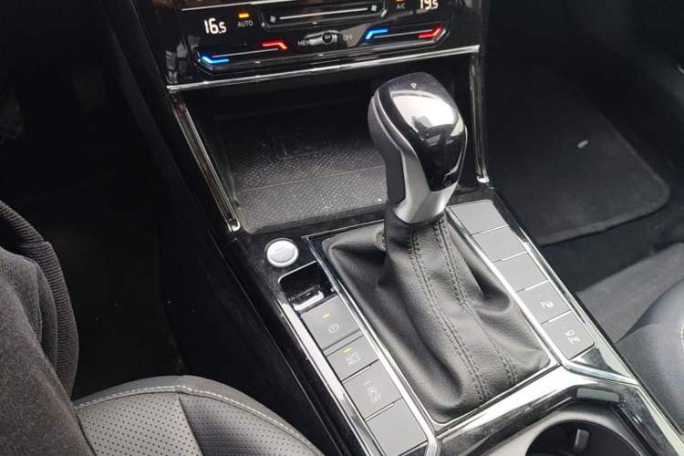 Used Volkswagen Passat 2025 Outstanding Model 380TSI Starry Dragon Glorious Edition Gear Lever