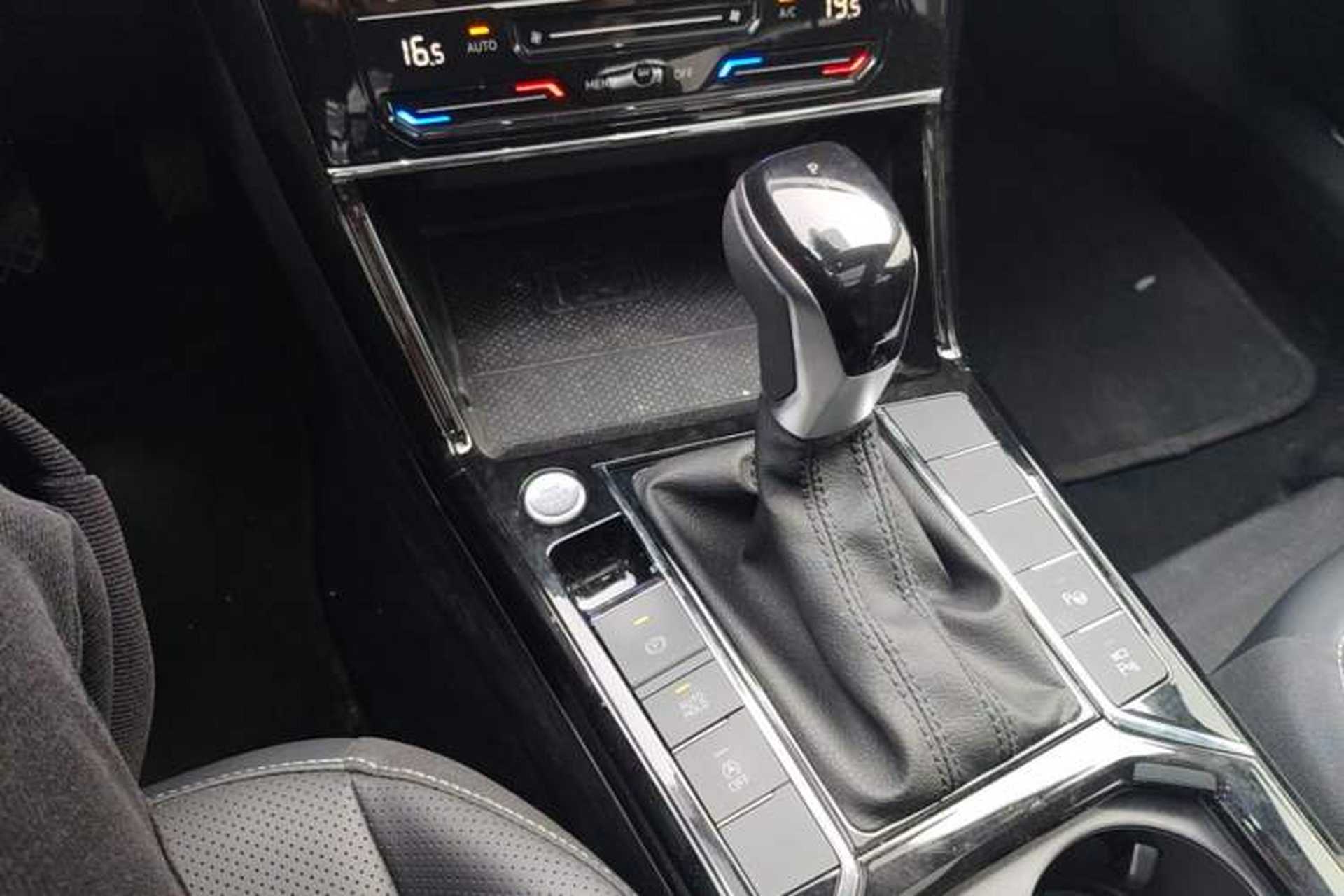 Used Volkswagen Passat 2025 Outstanding Model 380TSI Starry Dragon Glorious Edition Gear Lever