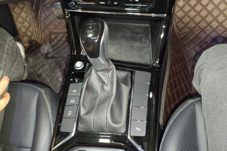 Used Volkswagen Passat 2025 Outstanding Model 330TSI Elite Edition Gear Lever