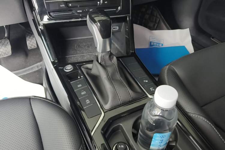 Used Volkswagen Passat 2025 Outstanding Model 380TSI Dragon Glory Edition Gear Lever