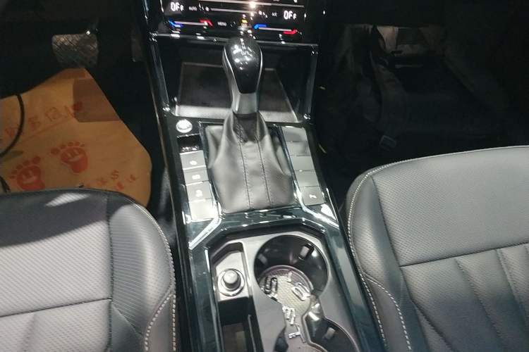 Used Volkswagen Passat 2025 Premium Version 380TSI Dragon Edition Gear Lever