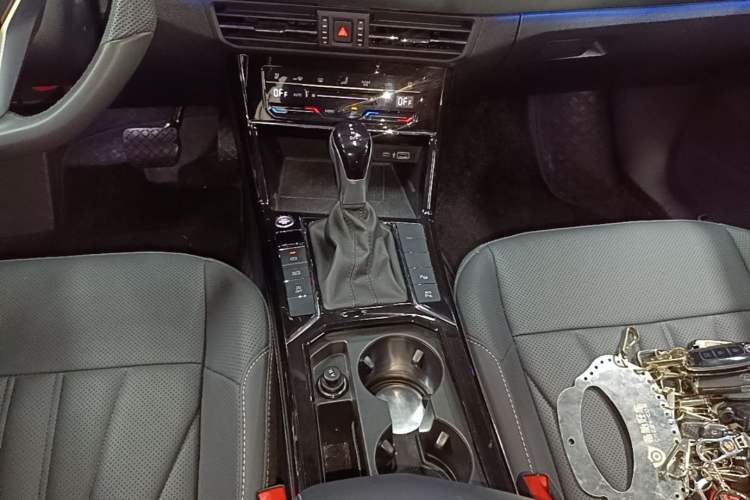 Used Volkswagen Passat 2025 Outstanding Model 380TSI Starry Dragon Glorious Edition Gear Lever