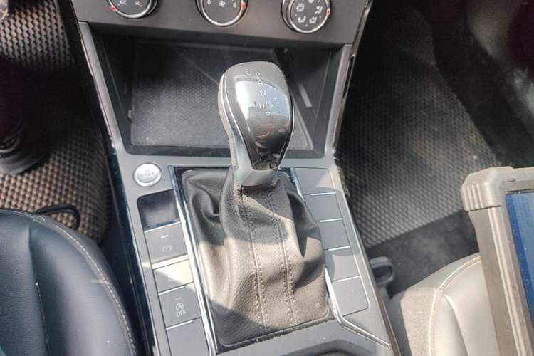 Used Volkswagen Passat 2025 Outstanding Model 280TSI Business Edition Gear Lever