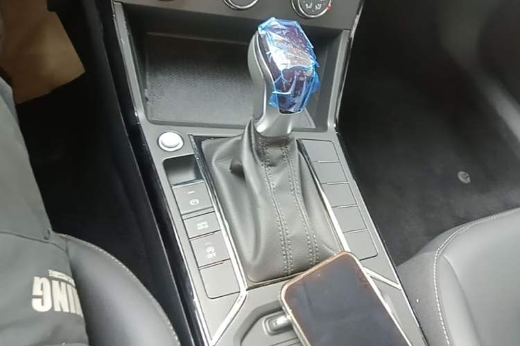 Used Volkswagen Passat 2025 Outstanding Model 280TSI Business Edition Gear Lever