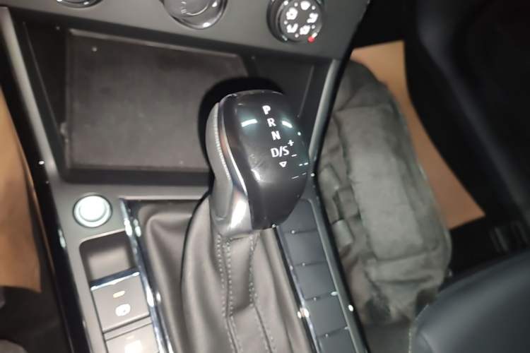 Used Volkswagen Passat 2025 Outstanding Model 280TSI Business Edition Gear Lever