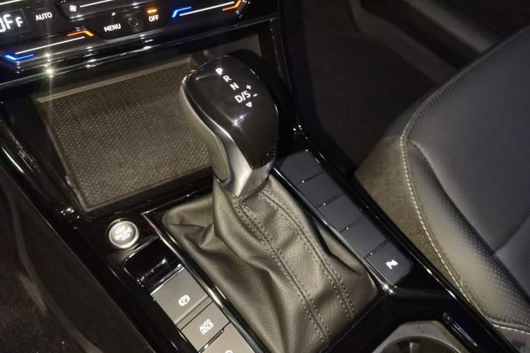 Used Volkswagen Passat 2025 Outstanding Model 330TSI Starry Elite Edition Gear Lever