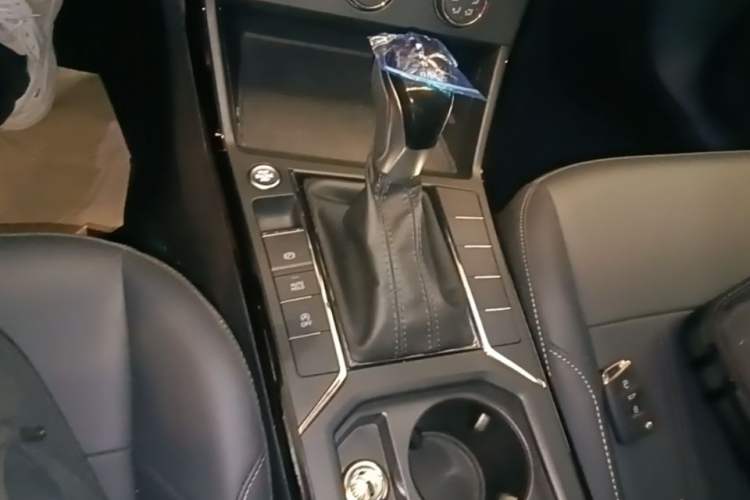Used Volkswagen Passat 2025 Outstanding Model 280TSI Business Edition Gear Lever