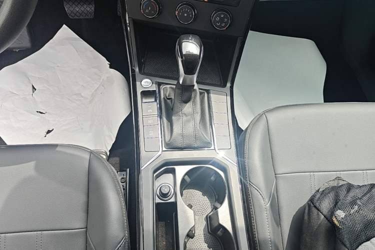 Used Volkswagen Passat 2025 Outstanding Model 280TSI Business Edition Gear Lever