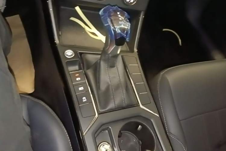 Used Volkswagen Passat 2025 Outstanding Model 280TSI Business Edition Gear Lever
