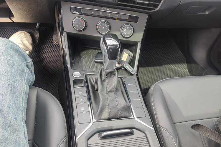 Used Volkswagen Passat 2025 Outstanding Model 280TSI Business Edition Gear Lever