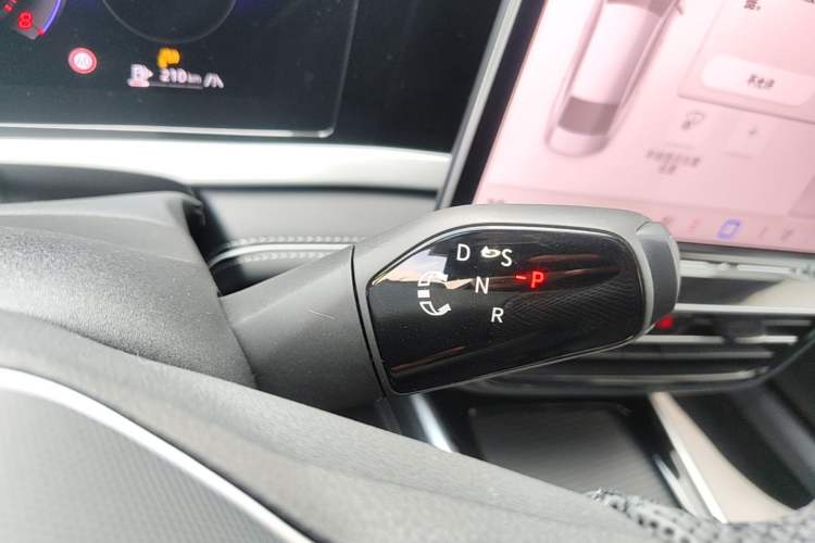 Used Volkswagen Passat 2025 Pro 380TSI Dragon Supreme Edition Gear Lever