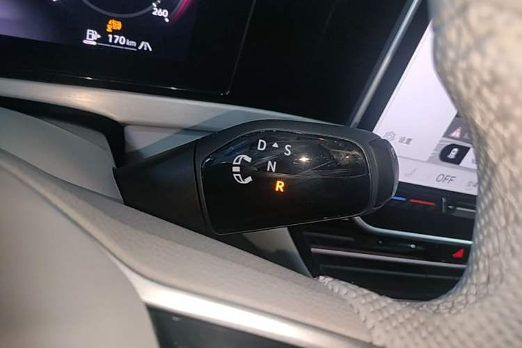 Used Volkswagen Passat 2025 Pro 380TSI Dragon Glory Edition Gear Lever