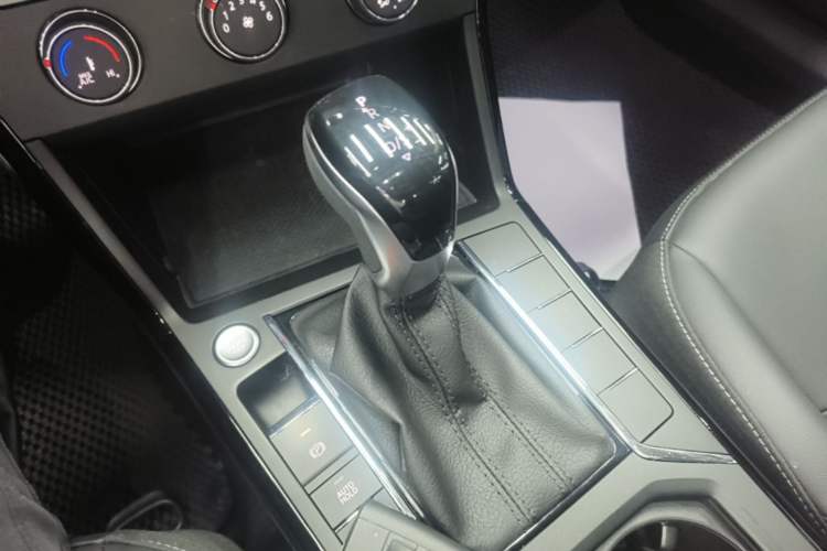 Used Volkswagen Passat 2025 Outstanding Model 280TSI Business Edition Gear Lever