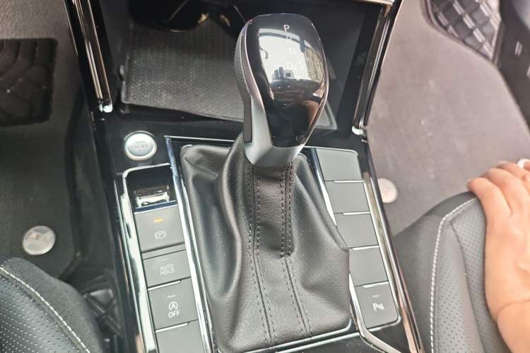 Used Volkswagen Passat 2025 Outstanding Model 330TSI Elite Edition Gear Lever