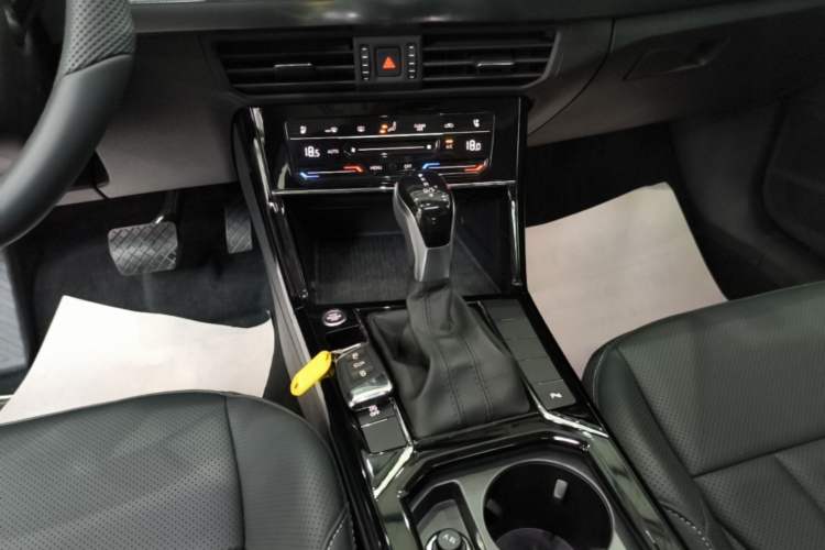 Used Volkswagen Passat 2025 Premium Version 380TSI Dragon Edition Gear Lever