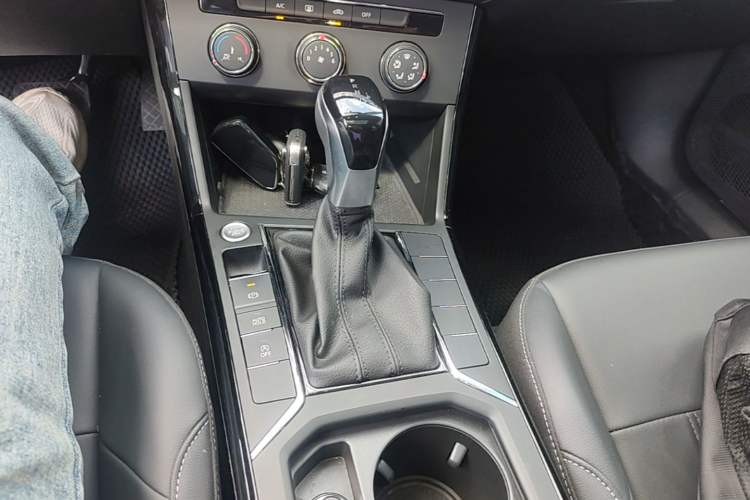Used Volkswagen Passat 2025 Outstanding Model 280TSI Business Edition Gear Lever