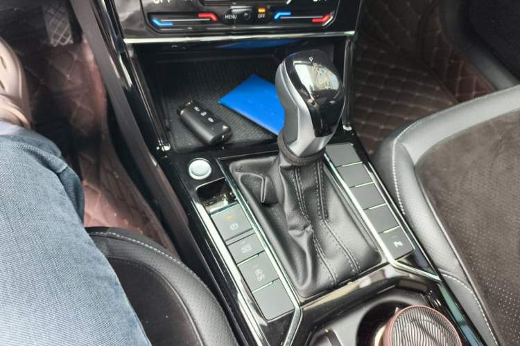 Used Volkswagen Passat 2025 Outstanding Model 330TSI Elite Edition Gear Lever