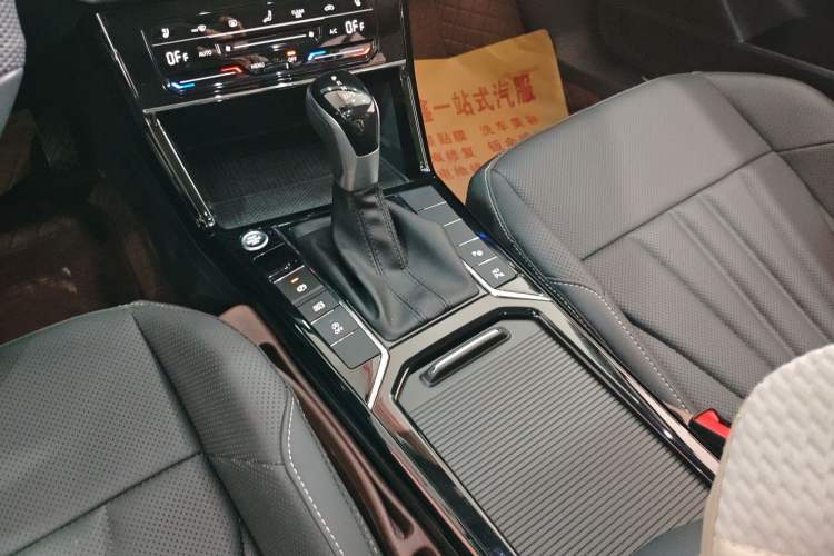 Used Volkswagen Passat 2025 Outstanding Model 380TSI Starry Dragon Glorious Edition Gear Lever