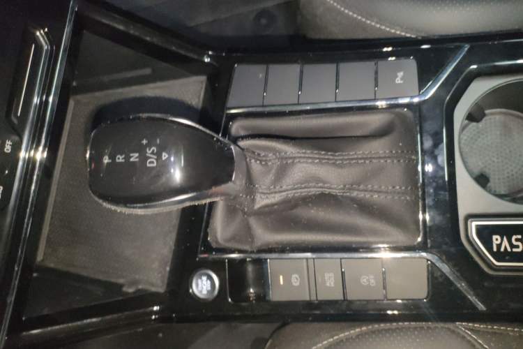 Used Volkswagen Passat 2025 Premium Version 380TSI Dragon Edition Gear Lever