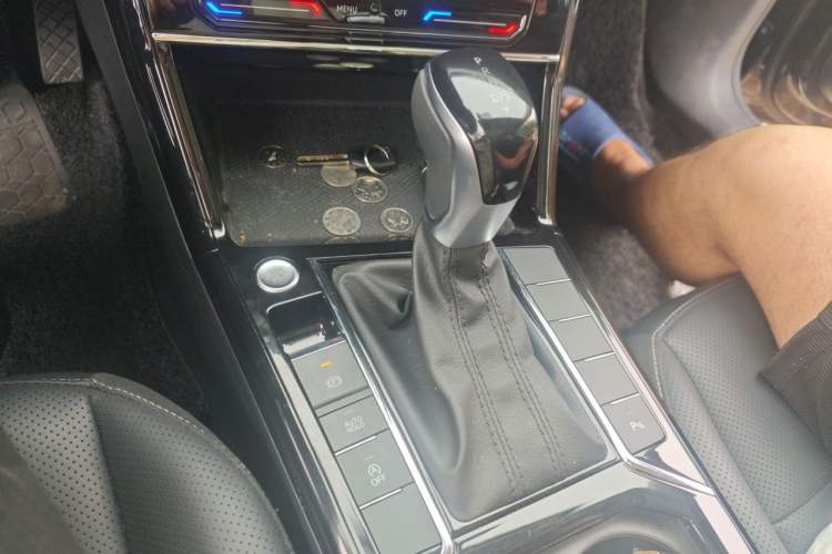 Used Volkswagen Passat 2025 Outstanding Model 330TSI Elite Edition Gear Lever