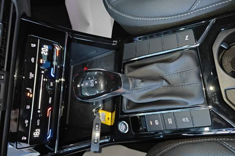 Used Volkswagen Passat 2025 Premium Version 380TSI Dragon Edition Gear Lever