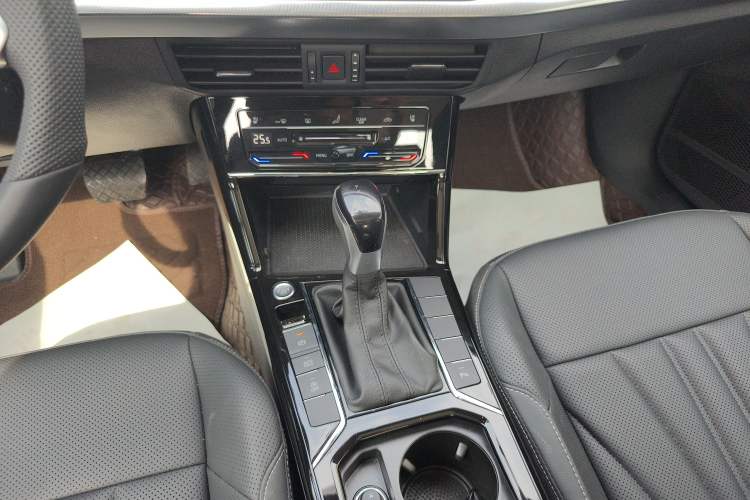 Used Volkswagen Passat 2025 Outstanding Model 330TSI Starry Elite Edition Gear Lever