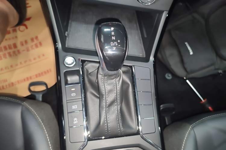 Used Volkswagen Passat 2025 Outstanding Model 280TSI Business Edition Gear Lever