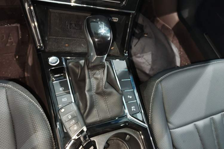 Used Volkswagen Passat 2025 Outstanding Model 380TSI Starry Dragon Glorious Edition Gear Lever
