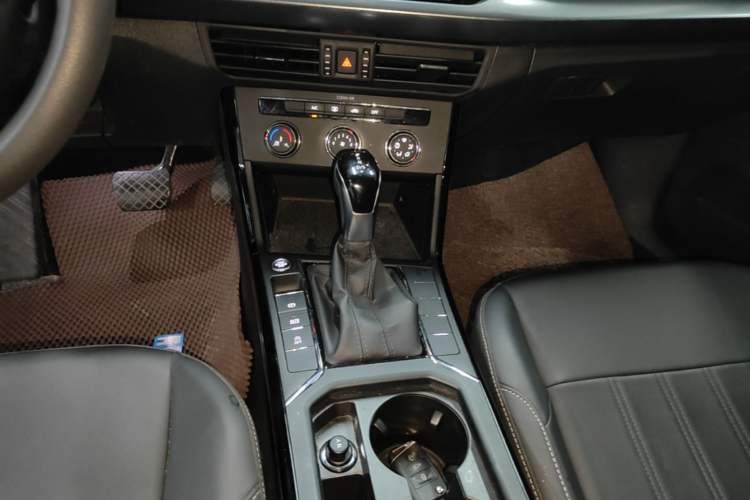 Used Volkswagen Passat 2025 Outstanding Model 280TSI Business Edition Gear Lever