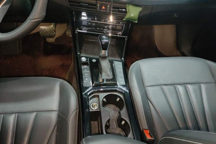 Used Volkswagen Passat 2025 Premium Version 380TSI Dragon Edition Gear Lever